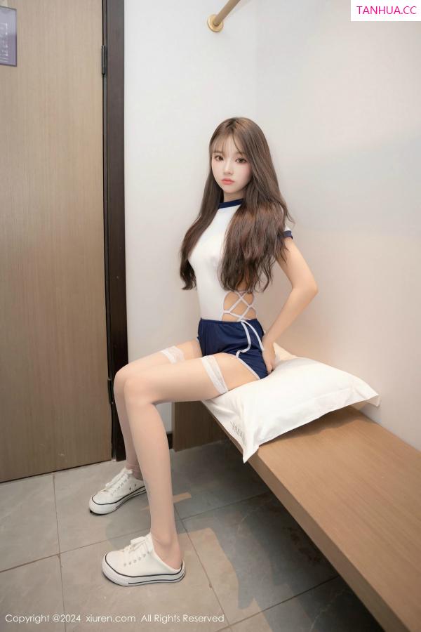   [XiuRen]高清写真图 2024.12.25 No.9654 羊大衣 丝袜美腿第6张图片